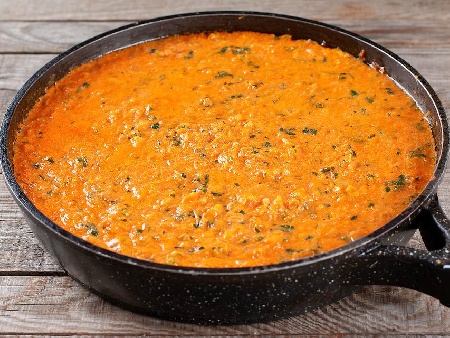 Бърза и лесна рецепта за кремообразен доматен сос с пармезан и сметана - снимка на рецептата